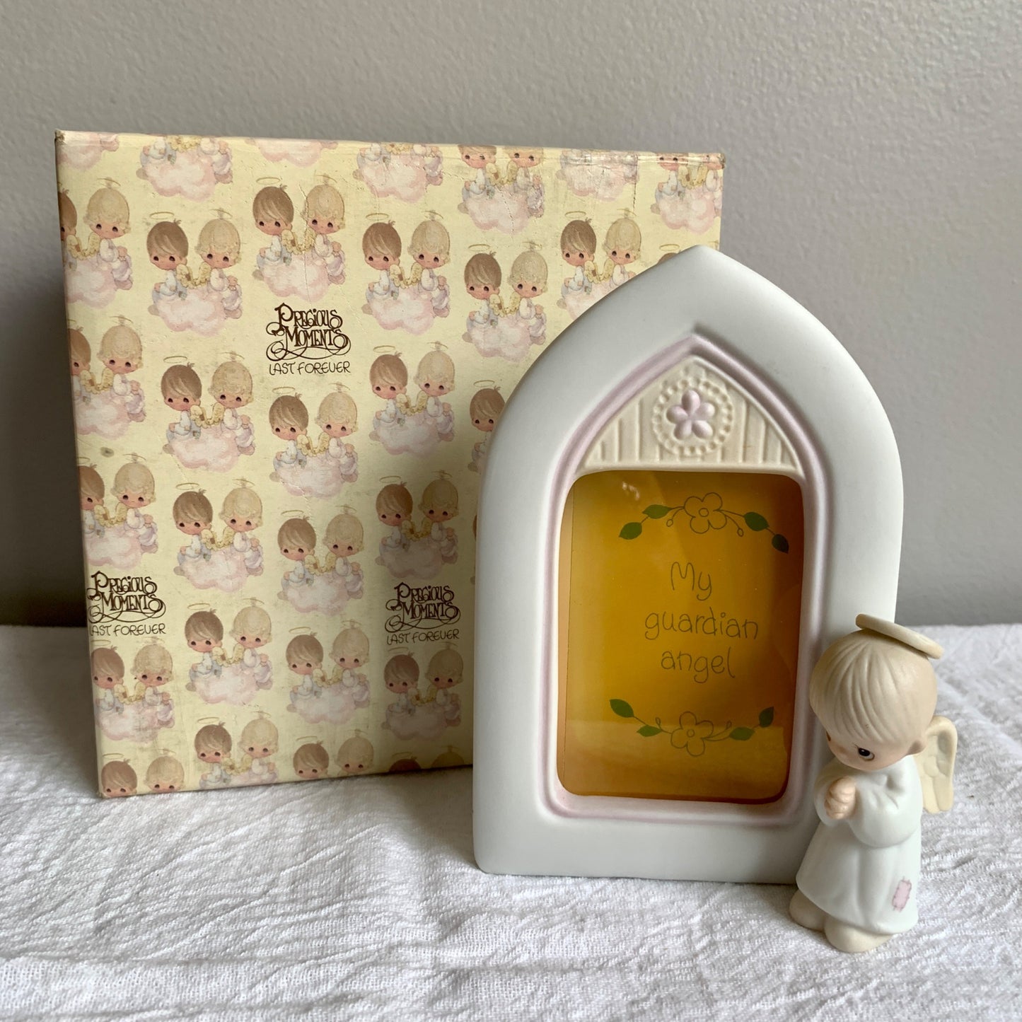 Precious Moments E-7168 1981 Cathedral Shape Picture Frame w/ Boy Angel