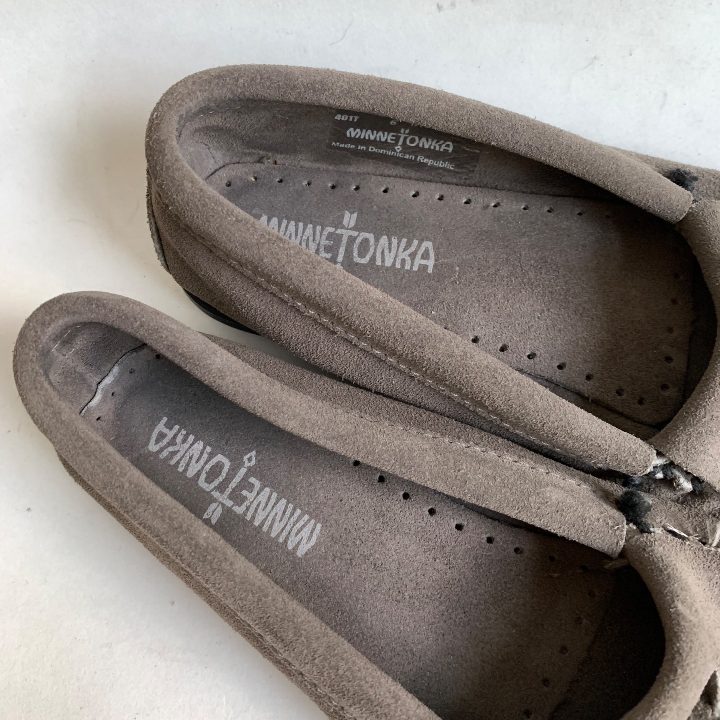 Minnetonka Gray Leather Moccasin Shoes Women's Size 6 Fringe