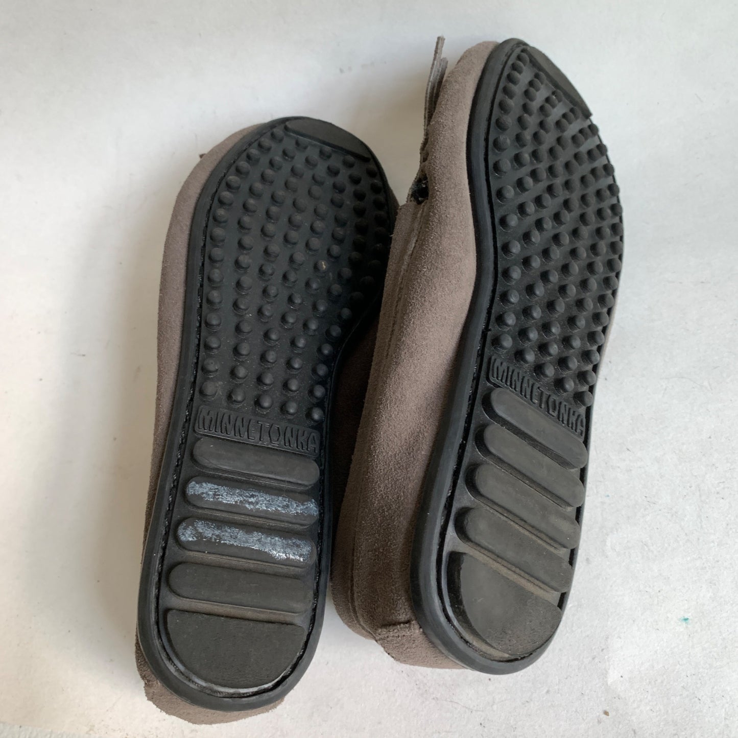 Minnetonka Gray Leather Moccasin Shoes Women's Size 6 Fringe