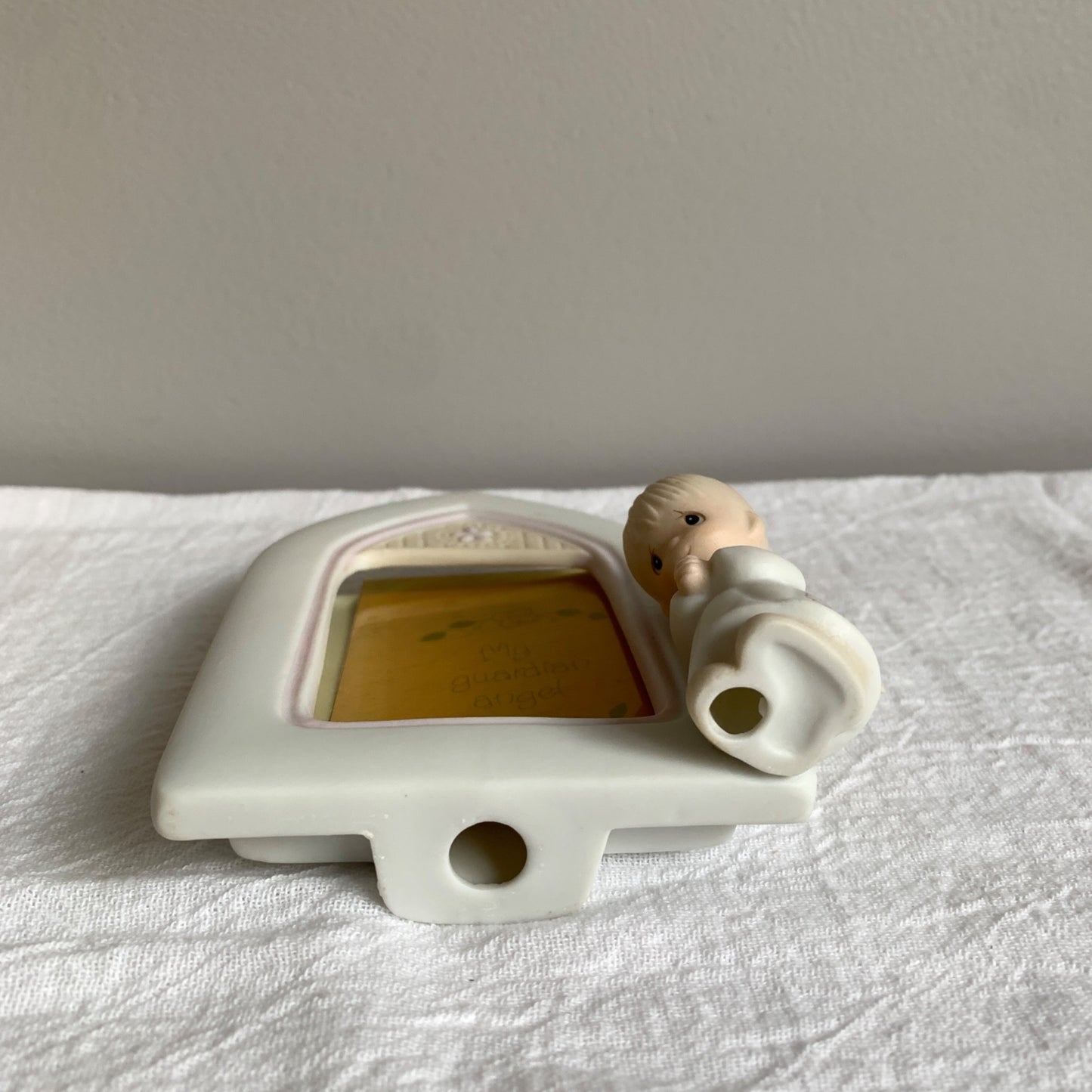 Precious Moments E-7168 1981 Cathedral Shape Picture Frame w/ Boy Angel