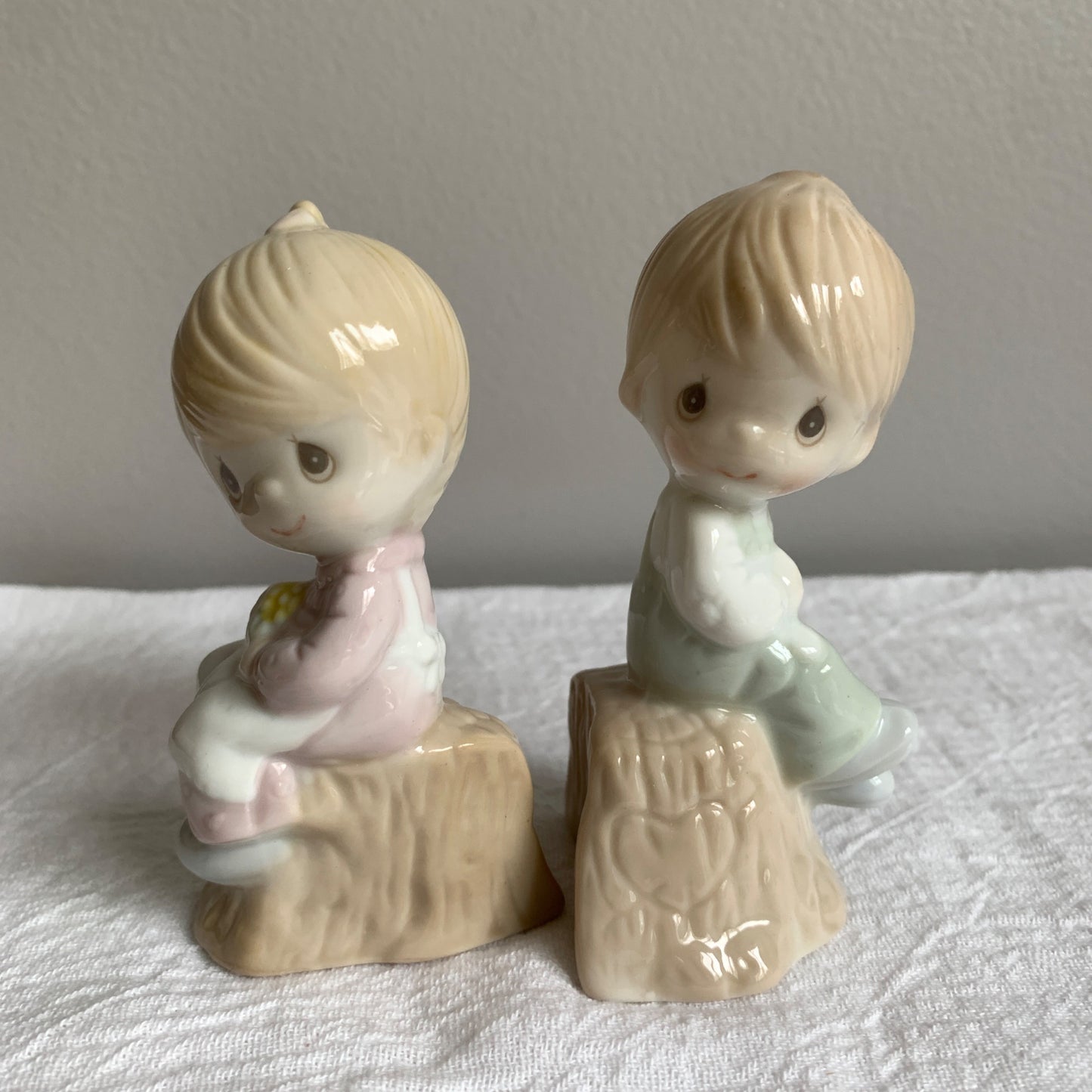 Precious Moments 357308 Girl By on Stump Salt Pepper Shakers in Box