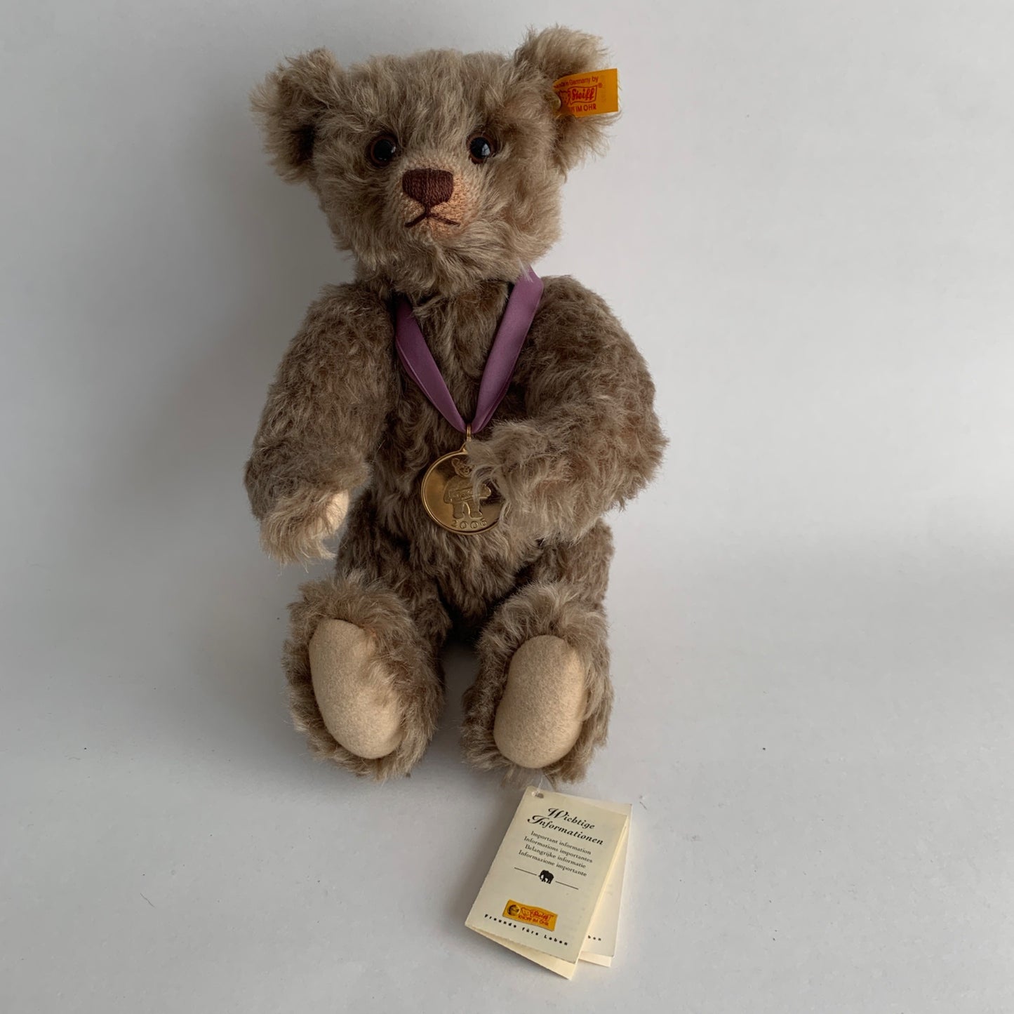 Steiff Bear of the Year 2006 with Medallion and Tag