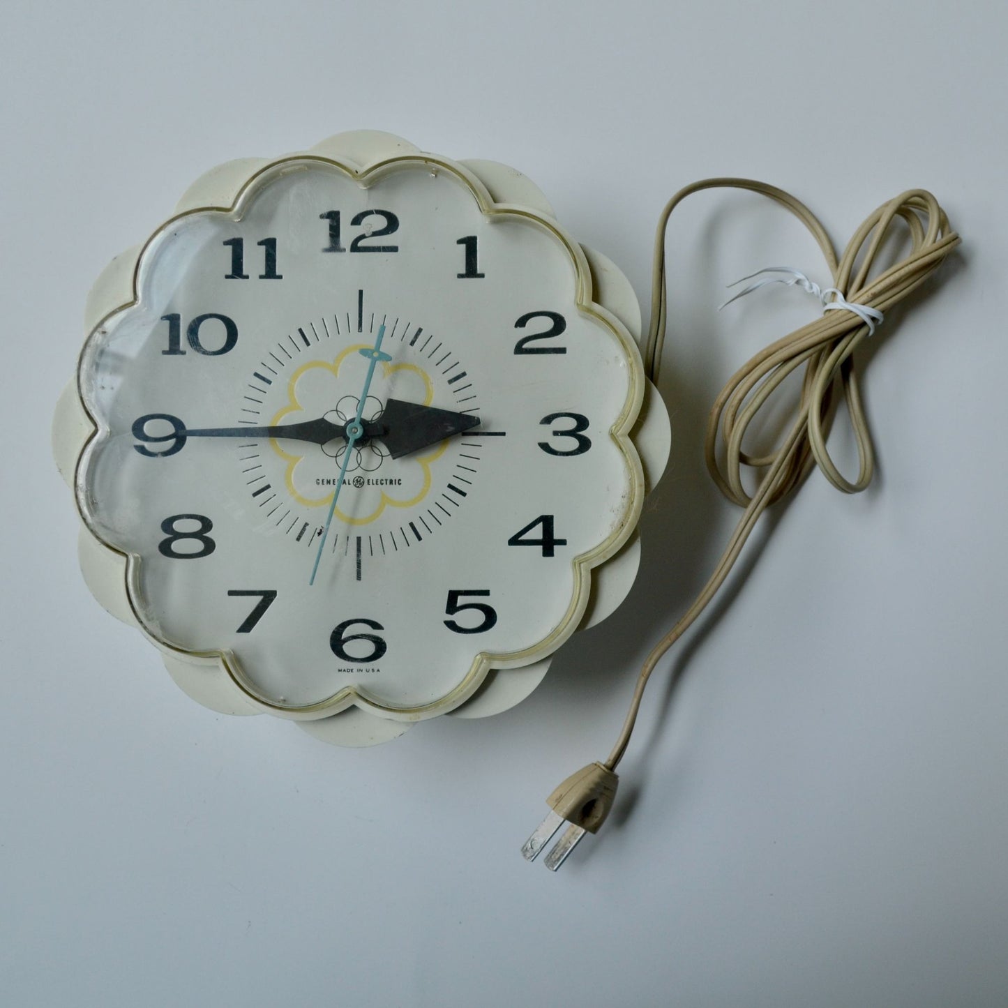 GE General Electric Clock Model 2150 Daisy 1970's Vintage Electric 7 inch