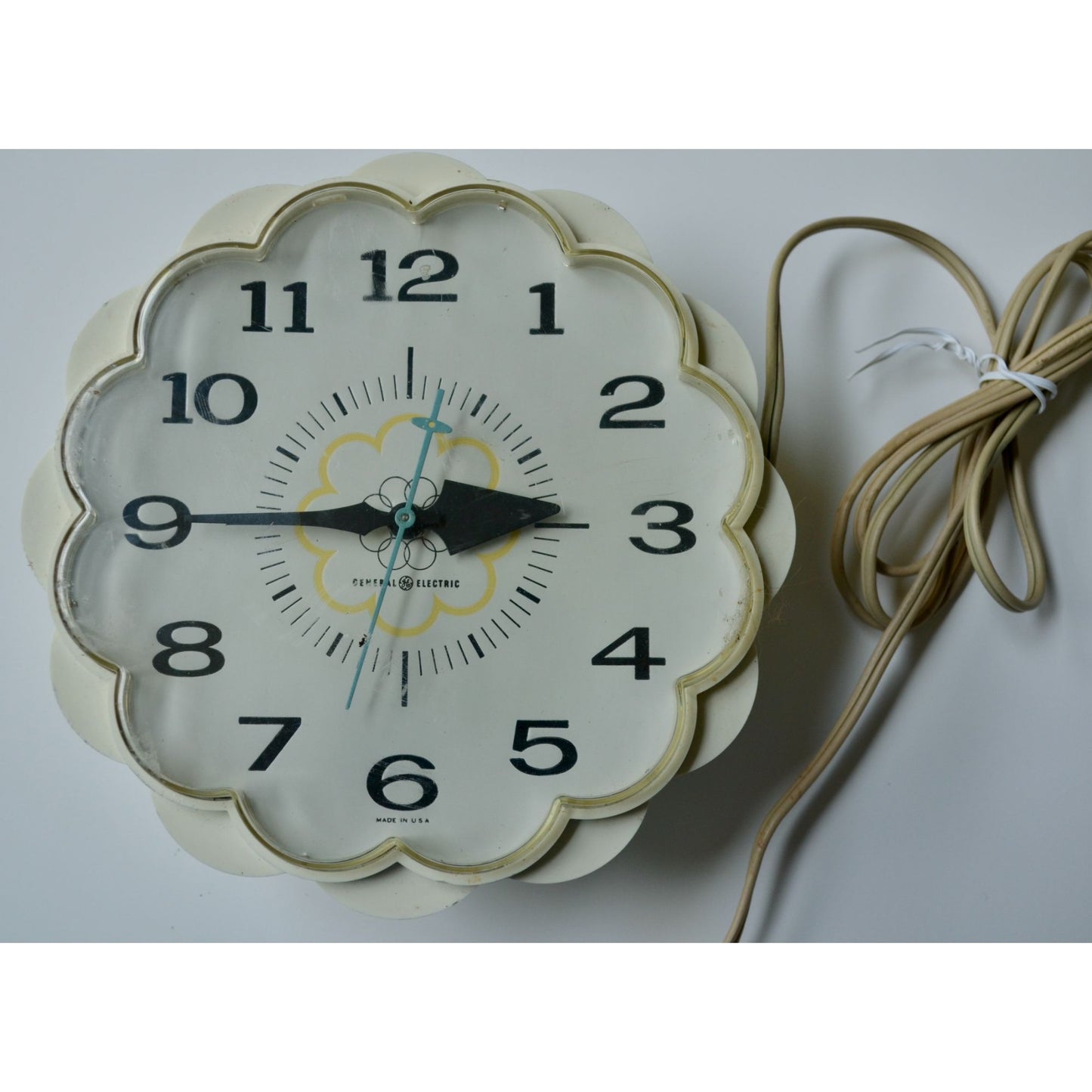 GE General Electric Clock Model 2150 Daisy 1970's Vintage Electric 7 inch