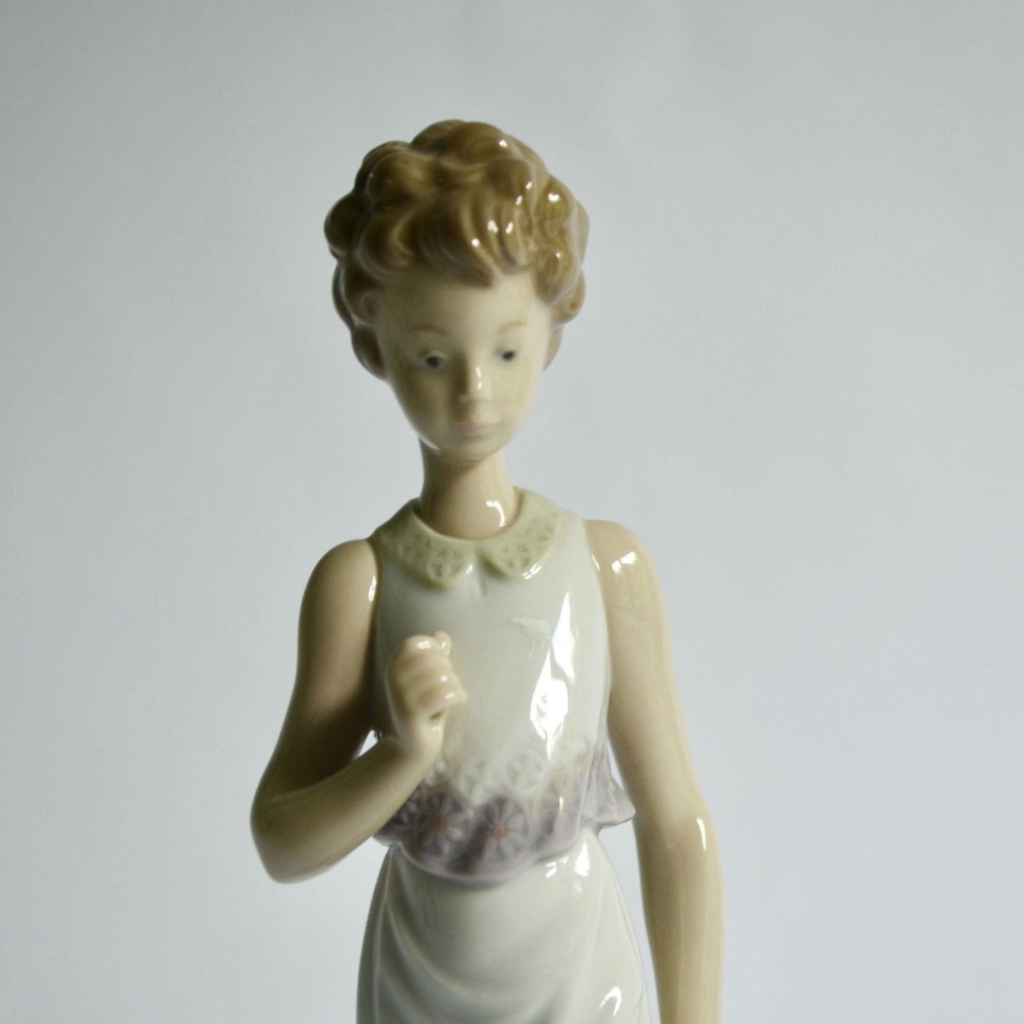 Lladro 7617 Garden Classic Missing Umbrella Figurine Woman