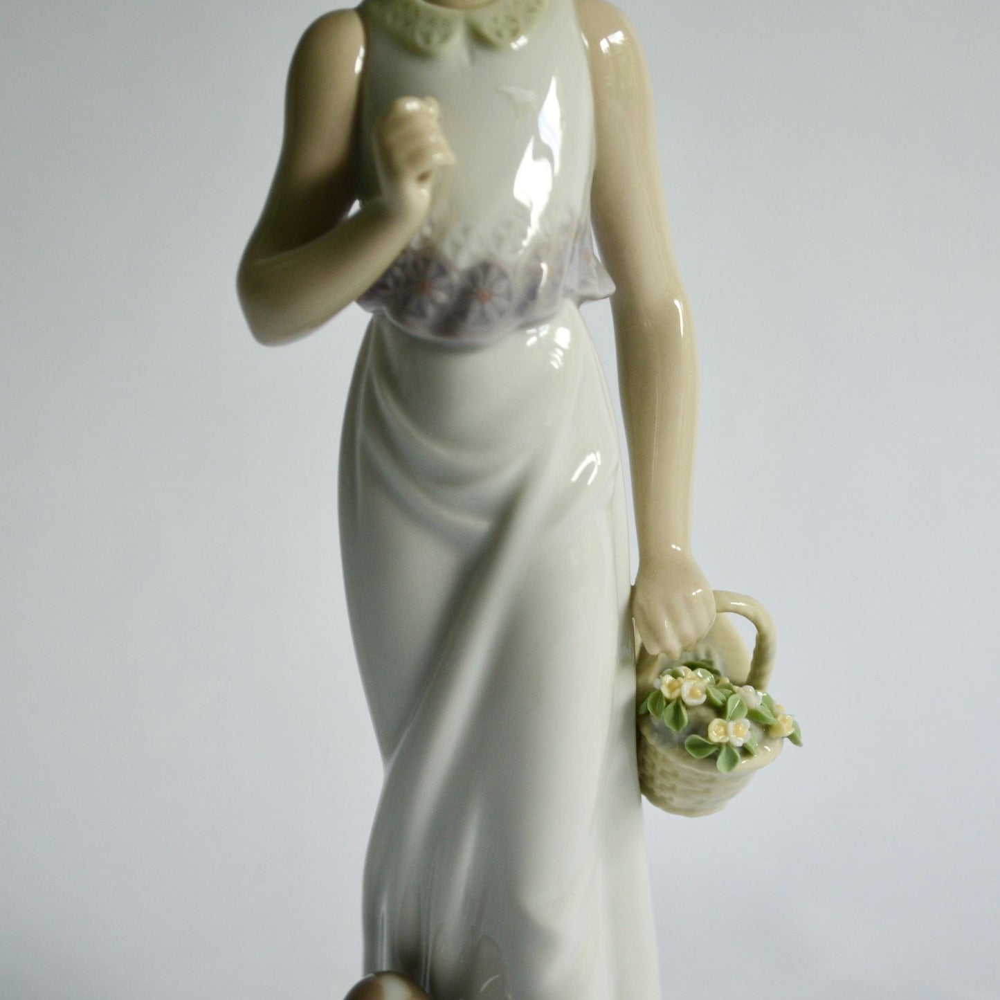 Lladro 7617 Garden Classic Missing Umbrella Figurine Woman