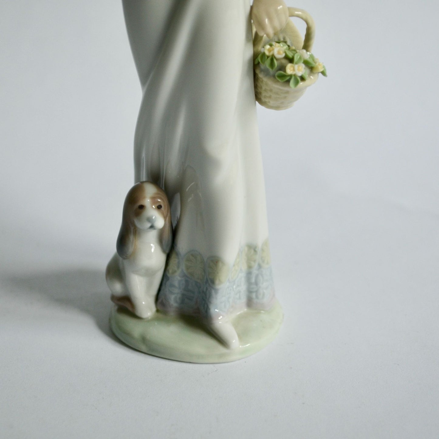 Lladro 7617 Garden Classic Missing Umbrella Figurine Woman