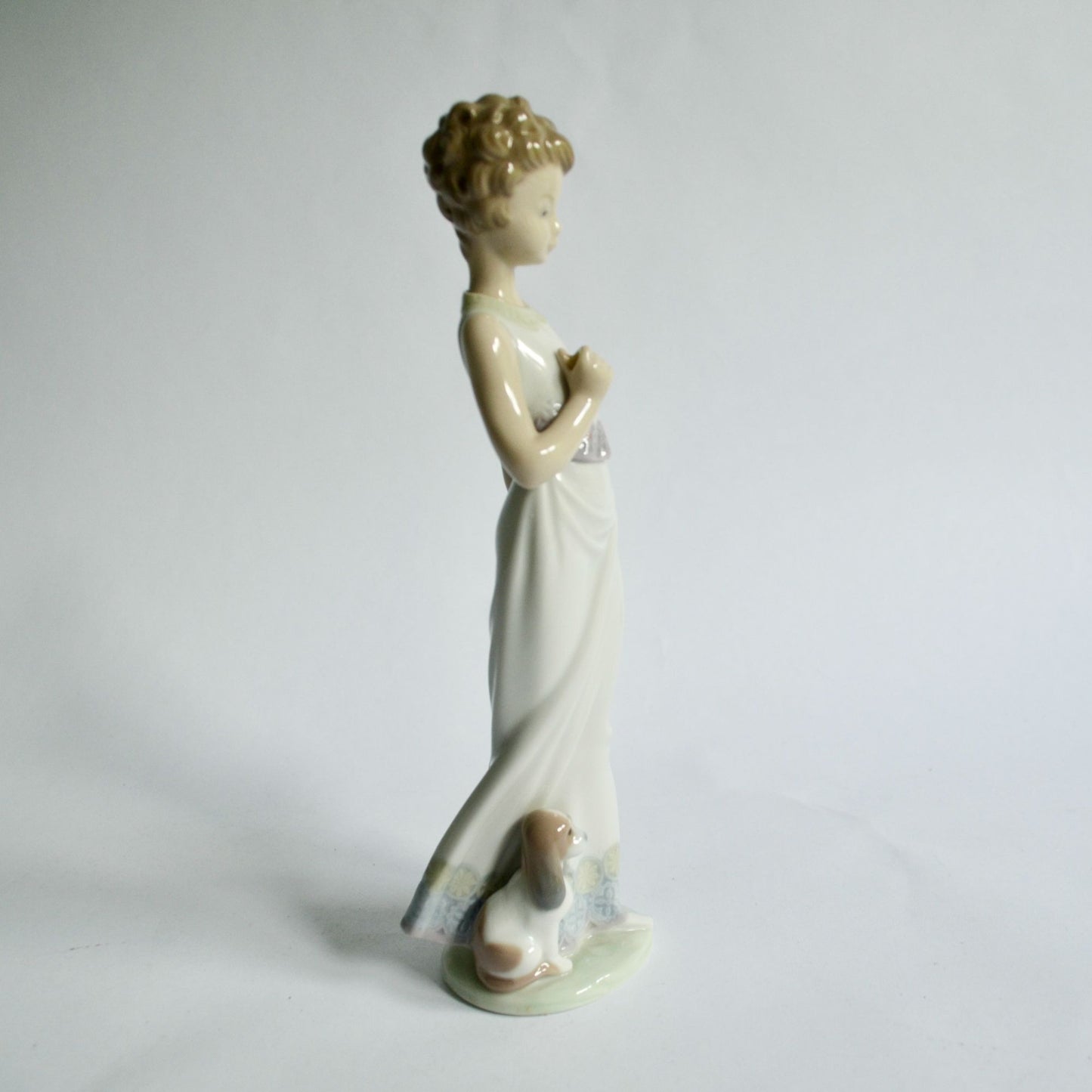 Lladro 7617 Garden Classic Missing Umbrella Figurine Woman