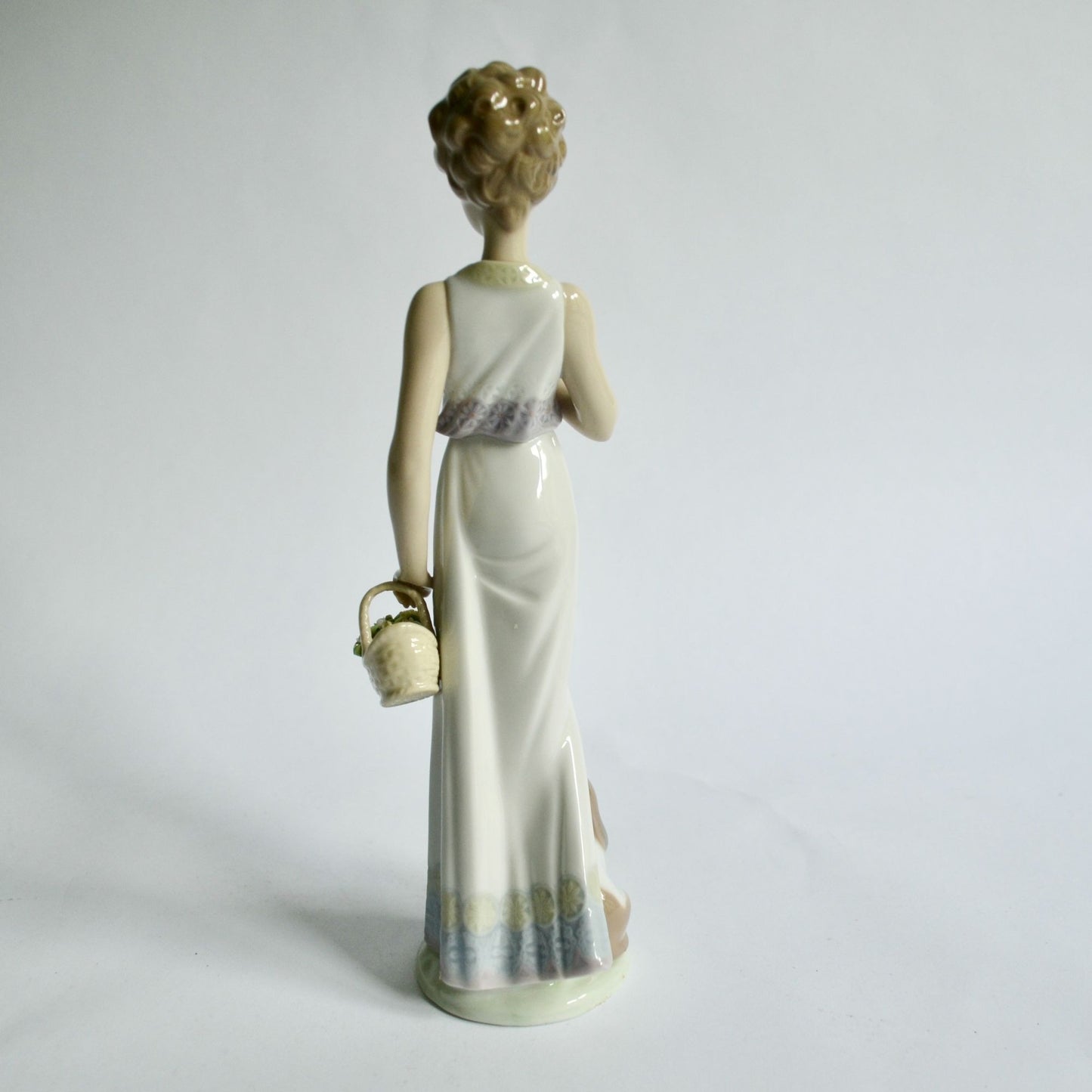Lladro 7617 Garden Classic Missing Umbrella Figurine Woman