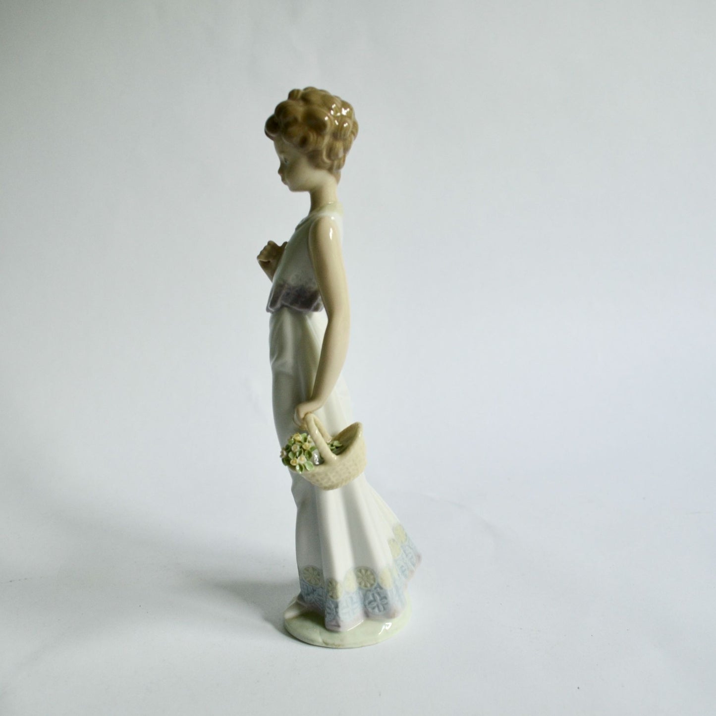 Lladro 7617 Garden Classic Missing Umbrella Figurine Woman