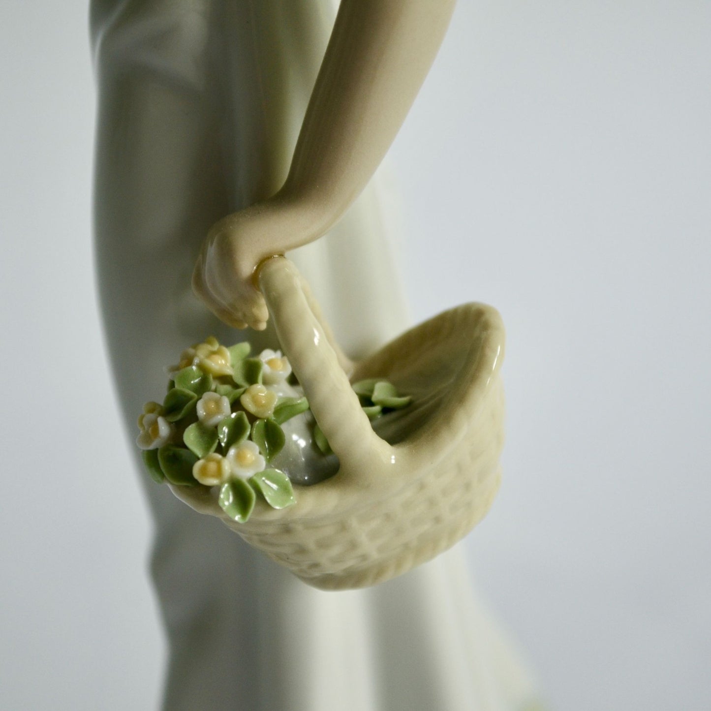 Lladro 7617 Garden Classic Missing Umbrella Figurine Woman