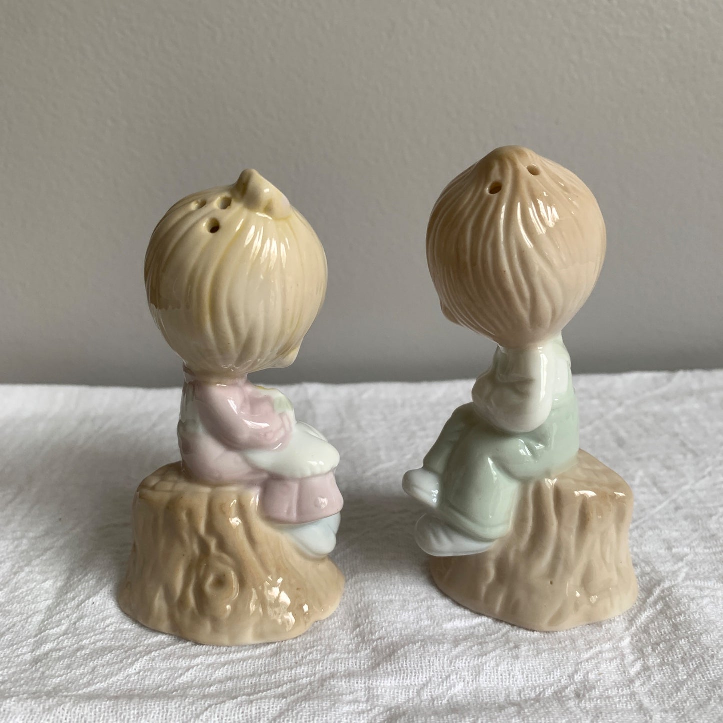 Precious Moments 357308 Girl By on Stump Salt Pepper Shakers in Box