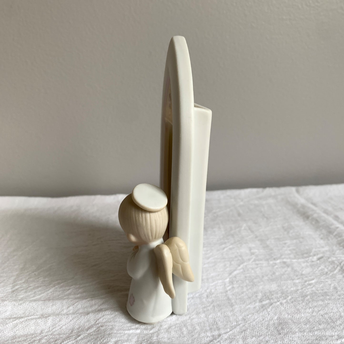 Precious Moments E-7168 1981 Cathedral Shape Picture Frame w/ Boy Angel