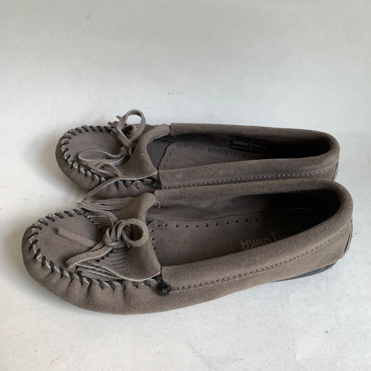 Minnetonka Gray Leather Moccasin Shoes Women's Size 6 Fringe
