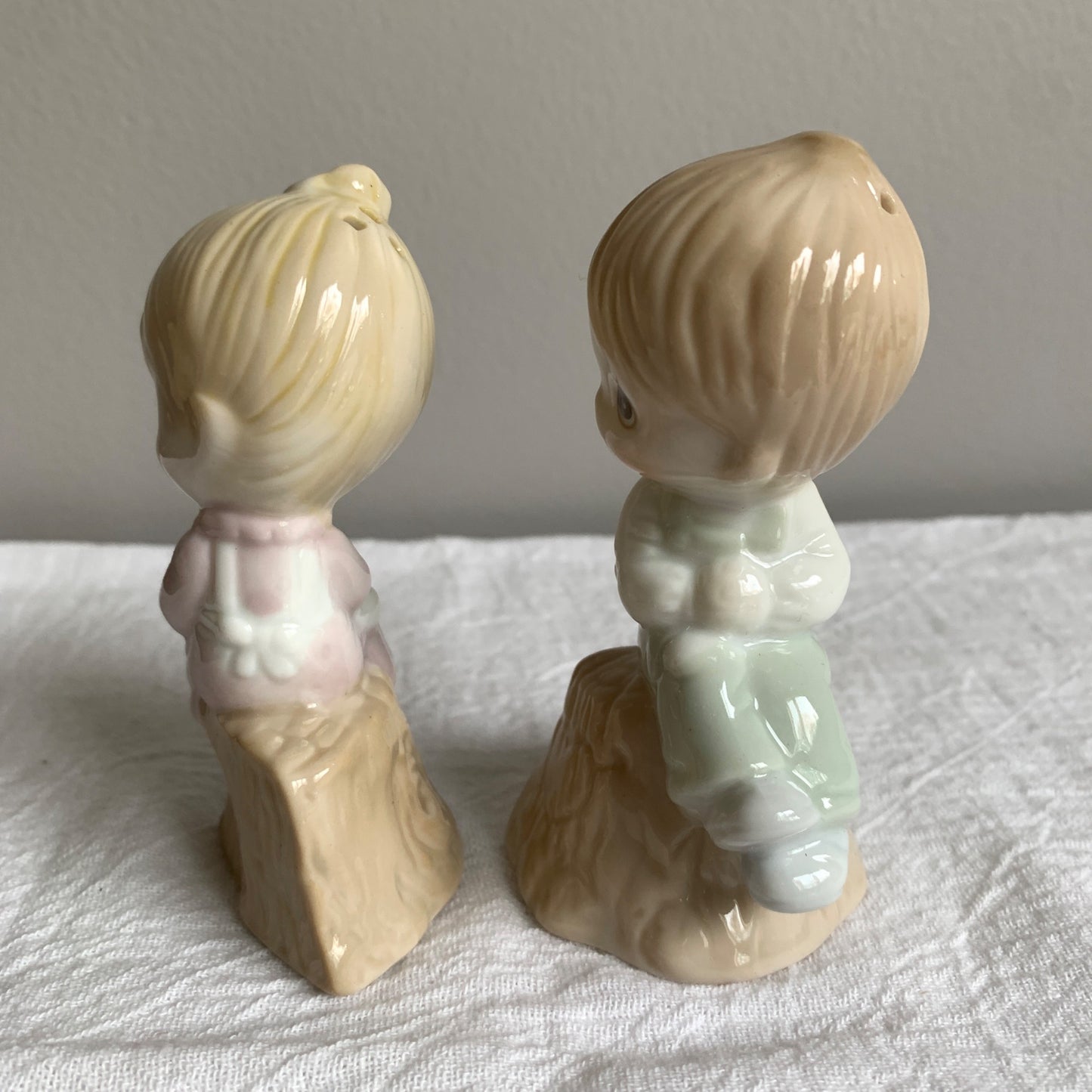 Precious Moments 357308 Girl By on Stump Salt Pepper Shakers in Box