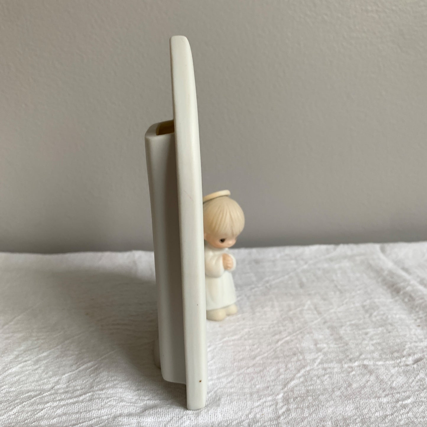 Precious Moments E-7168 1981 Cathedral Shape Picture Frame w/ Boy Angel