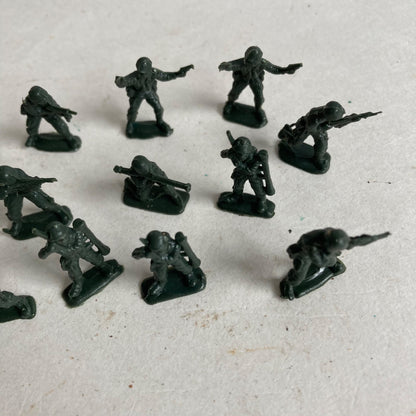 Lot 16 Vintage Green Plastic Army Men Toy Soldiers