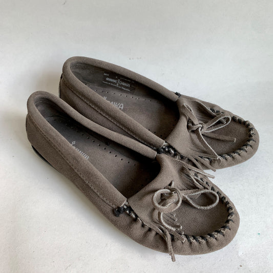 Minnetonka Gray Leather Moccasin Shoes Women's Size 6 Fringe