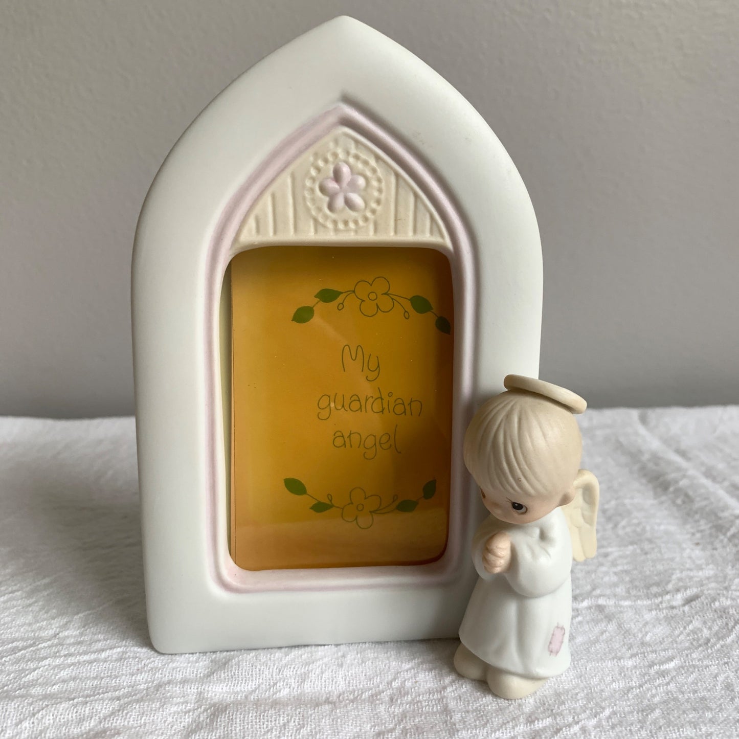 Precious Moments E-7168 1981 Cathedral Shape Picture Frame w/ Boy Angel