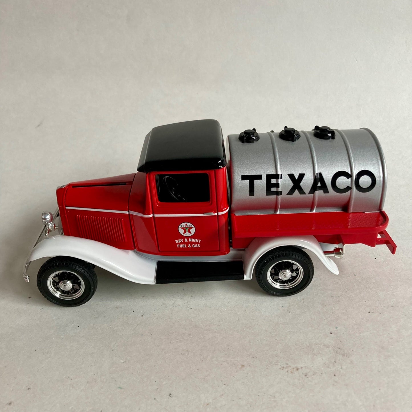 Texaco 1932 Ford Tanker Coin Bank Truck w/ KEY! by Kipp Bros. #26044