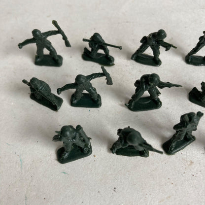 Lot 16 Vintage Green Plastic Army Men Toy Soldiers