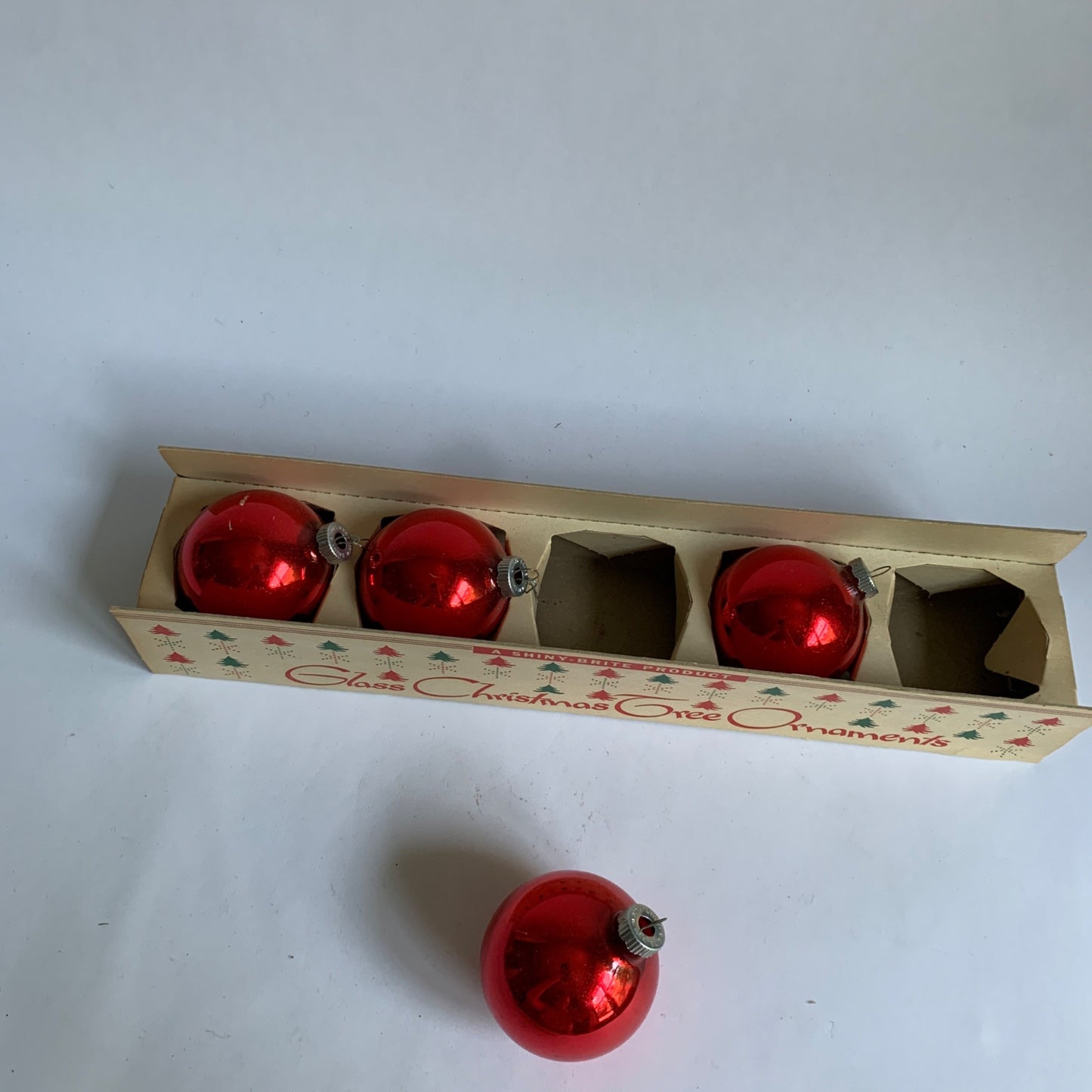 Shiny-Brite Glass Christmas Ornaments Box Vintage Red 4 Bulbs