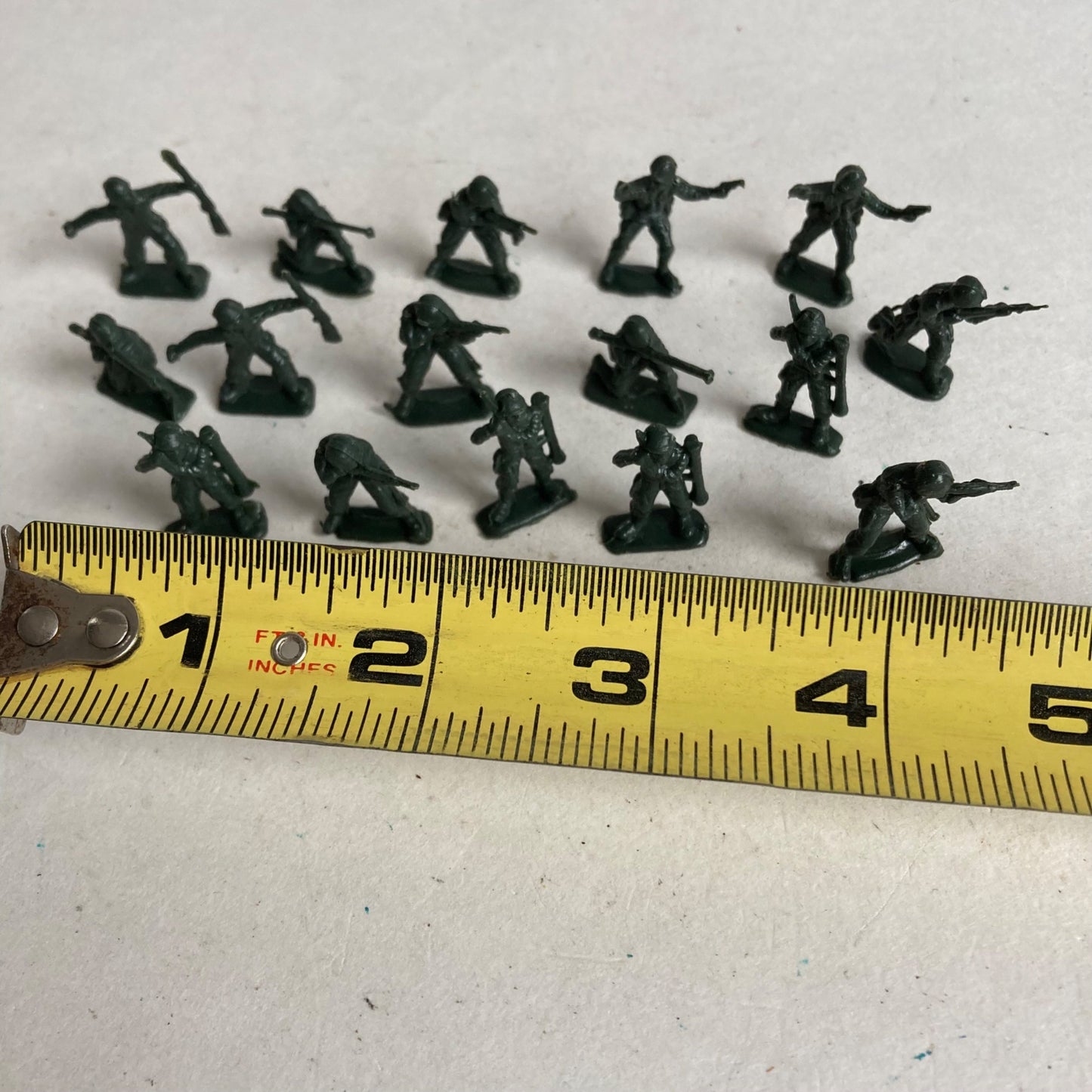 Lot 16 Vintage Green Plastic Army Men Toy Soldiers