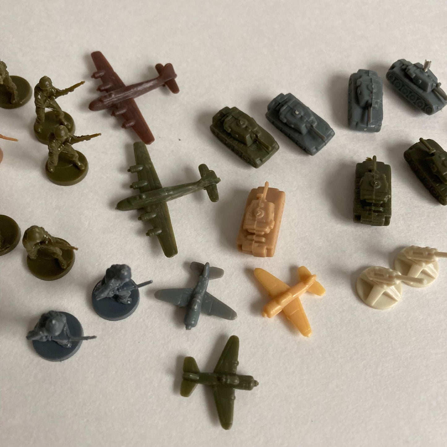 Lot 27 Vintage Plastic Army Men Tanks Airplanes HONG KONG Toy Soldiers