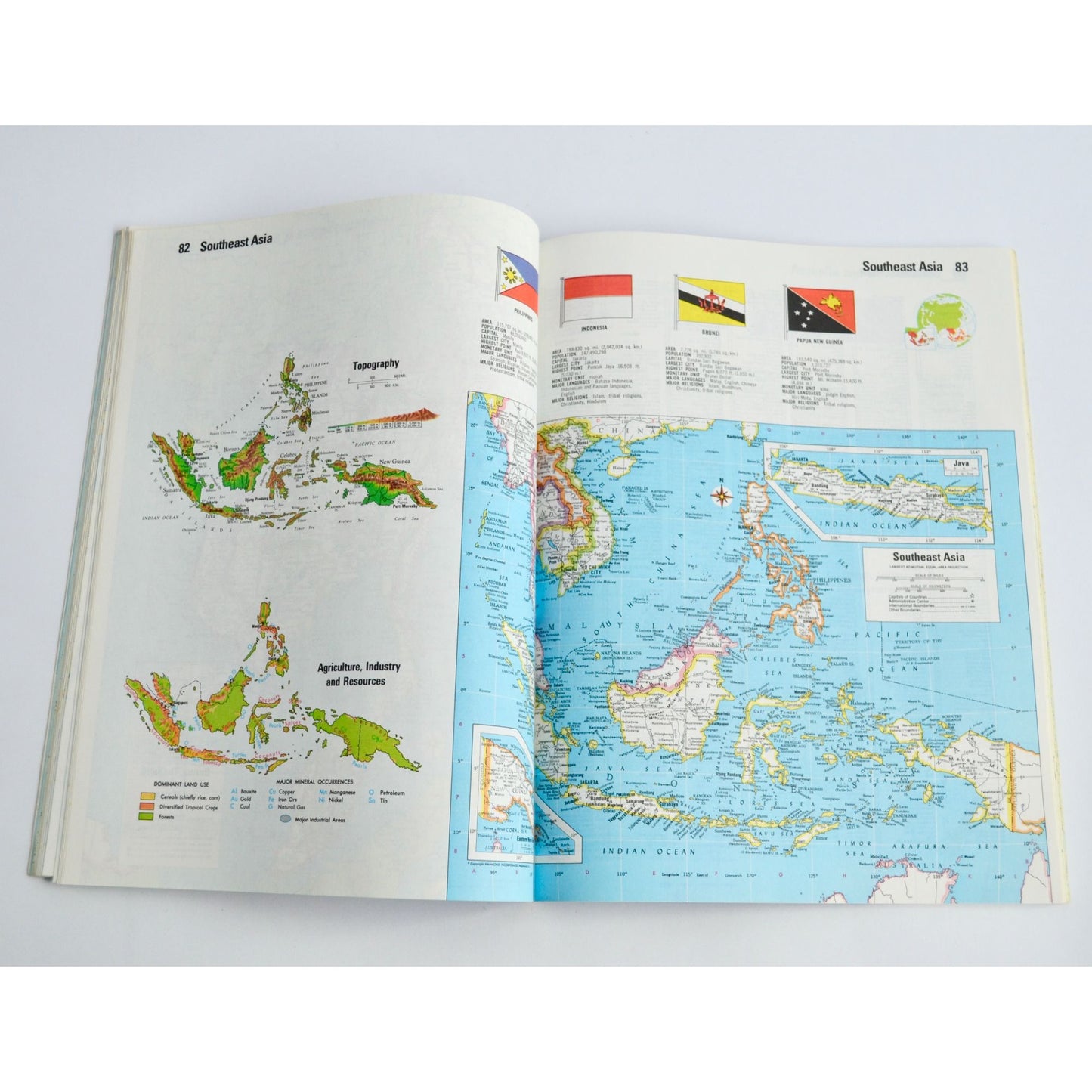 Vintage 1987 Newsweek The Hammond World Atlas Map Book Softcover