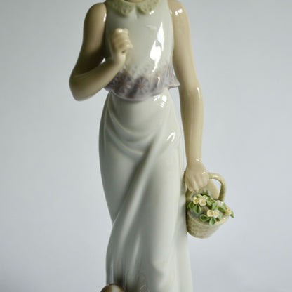Lladro 7617 Garden Classic Missing Umbrella Figurine Woman