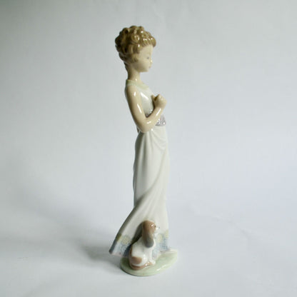 Lladro 7617 Garden Classic Missing Umbrella Figurine Woman