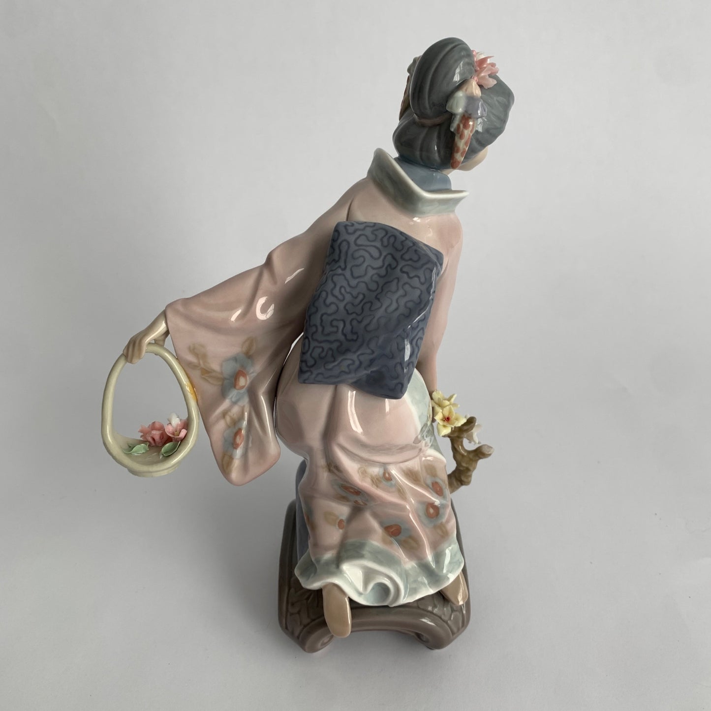 Lladro 1447 Michiko Geisha Woman with Flowers