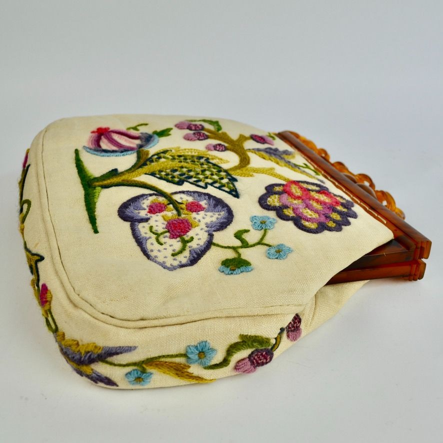 Beautiful Vintage Crewel Embroidered Lucite Bakelite Chain Handle Purse
