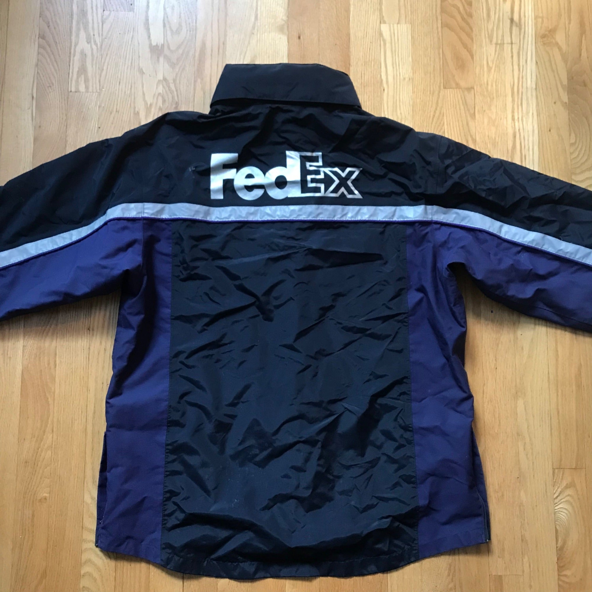 大人女性の FedEx 企業 スタッフ ユニフォーム マウンテンジャケット 